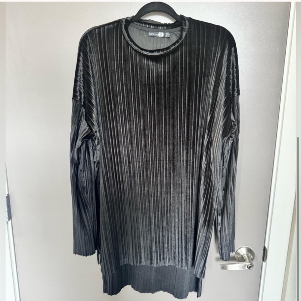 BOOHOO BLACK OVERSIZED PLEATED VELVET DIP BACK TUNIC IN SIZE 4 - Picture 3 of 4